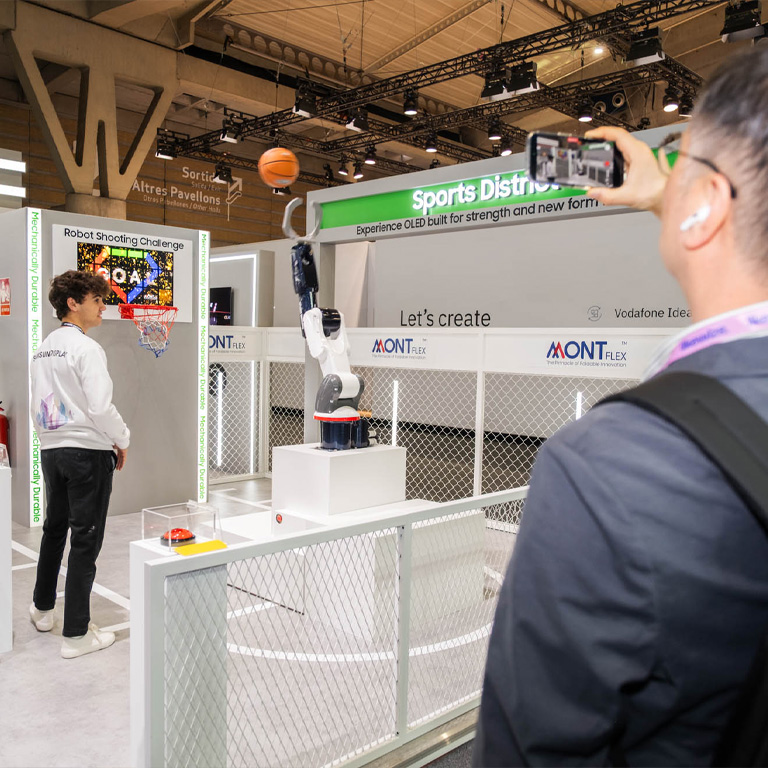 Detailansicht Robot Shooting Challenge am Messestand von Samsung Display; technische Präzision im Messebau durchbee GmbH.