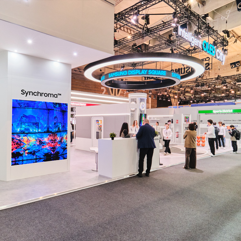 Seitenansicht des Samsung Display Messestands auf dem MWC 2026, realisiert als ganzheitliche Brand Experience von der bee GmbH.