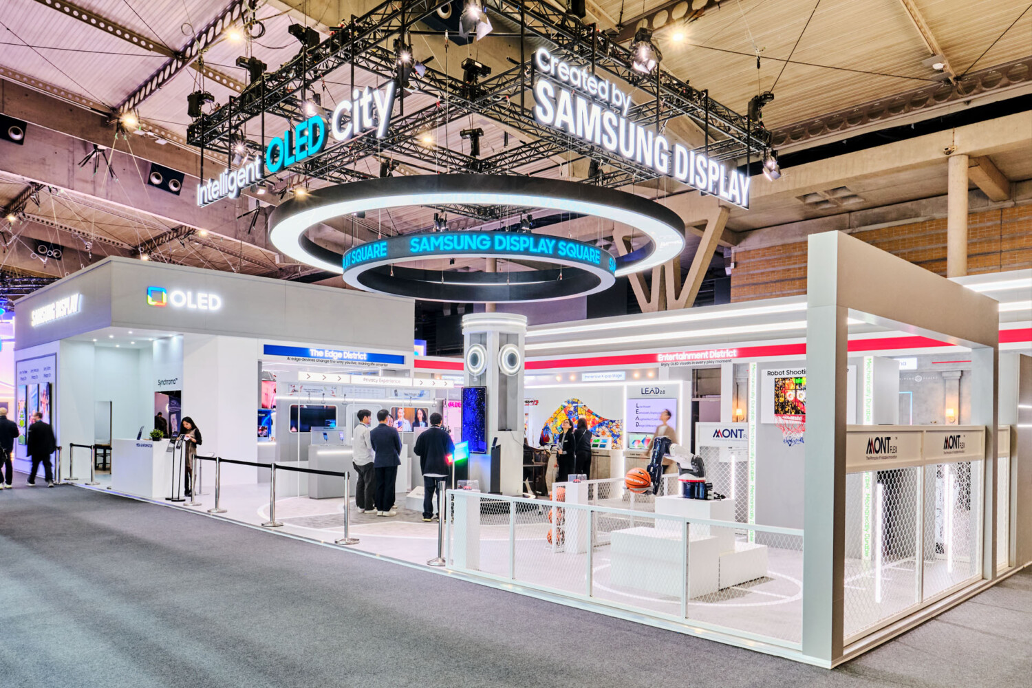 Full-View des Samsung Display Messestands auf dem MWC 2026, realisiert als ganzheitliche Brand Experience von der bee GmbH.