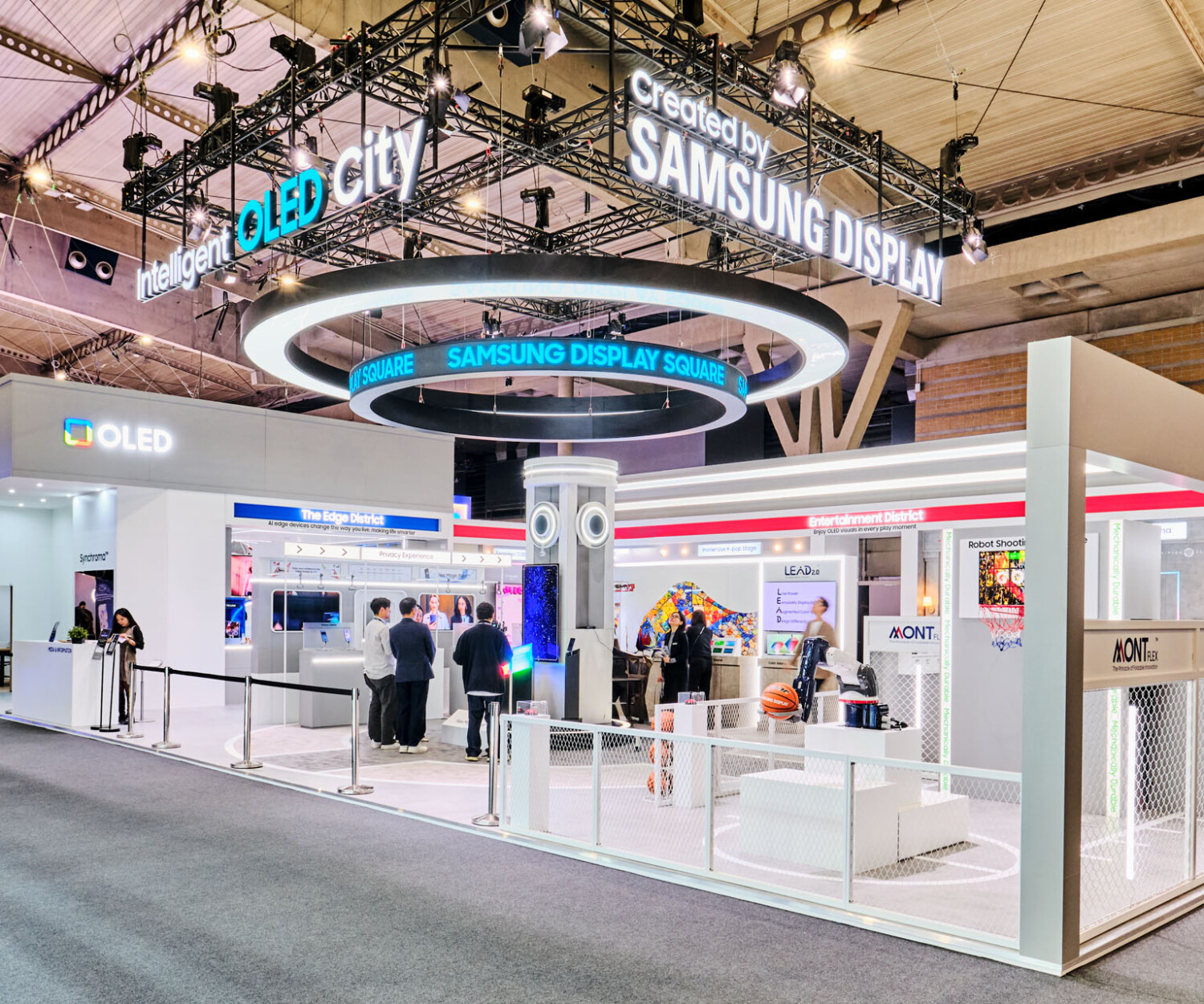 Full-View des Samsung Display Messestands auf dem MWC 2026, realisiert als ganzheitliche Brand Experience von der bee GmbH.