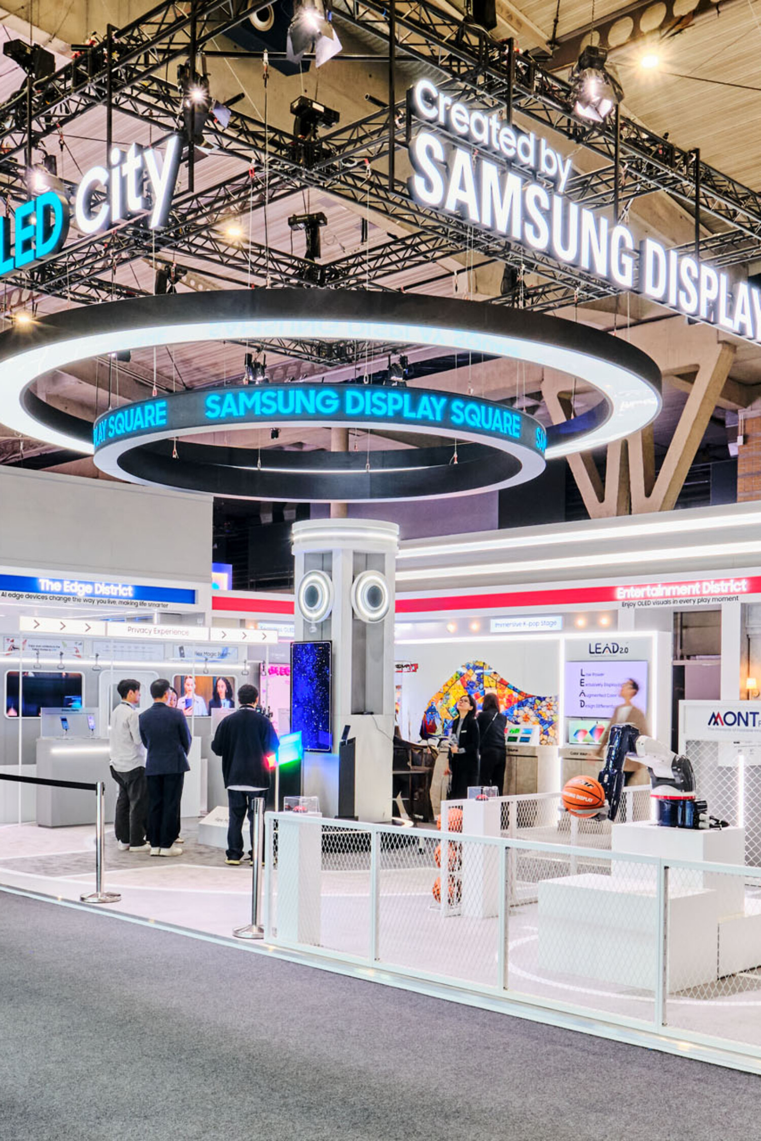 Full-View des Samsung Display Messestands auf dem MWC 2026, realisiert als ganzheitliche Brand Experience von der bee GmbH.