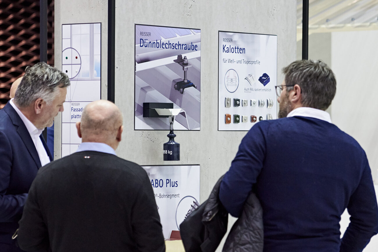 Individueller Messestand für Reisser Schraubentechnik auf der BAU in München, geplant und realisiert von bee.